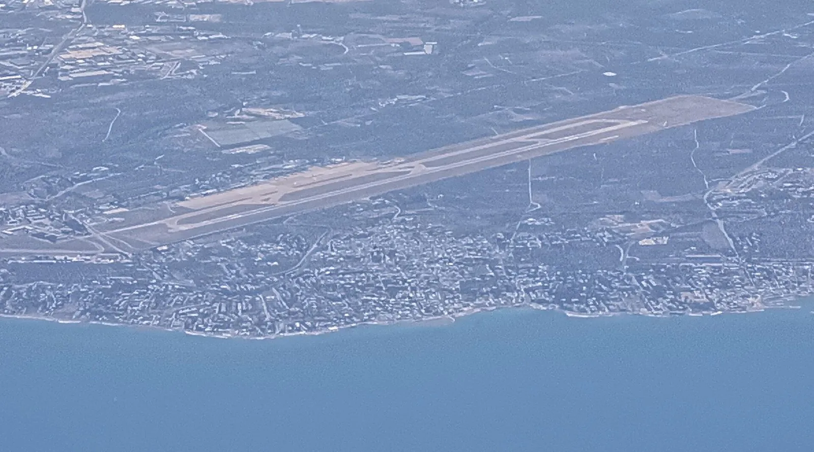 Veduta aerea dell'aeroporto di Bari e della costa