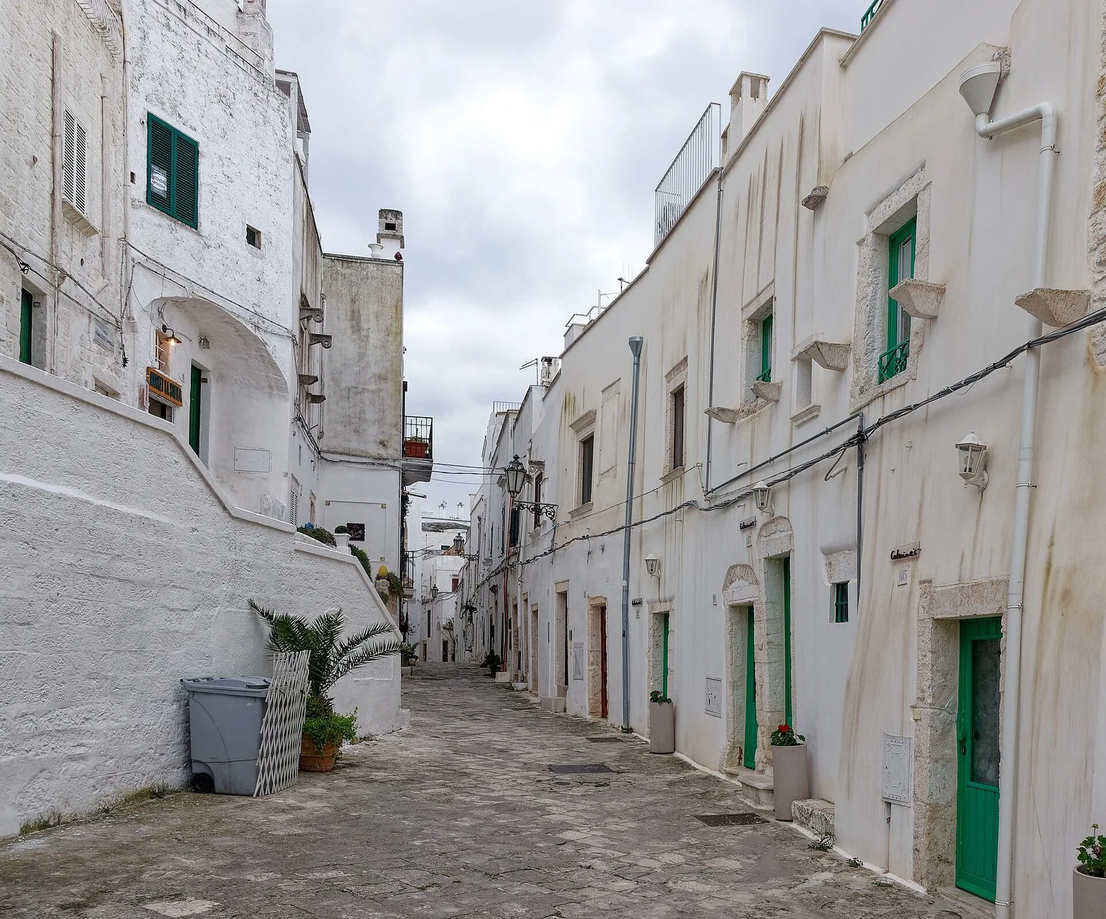 Un vicolo del centro storico bianco di Ostuni